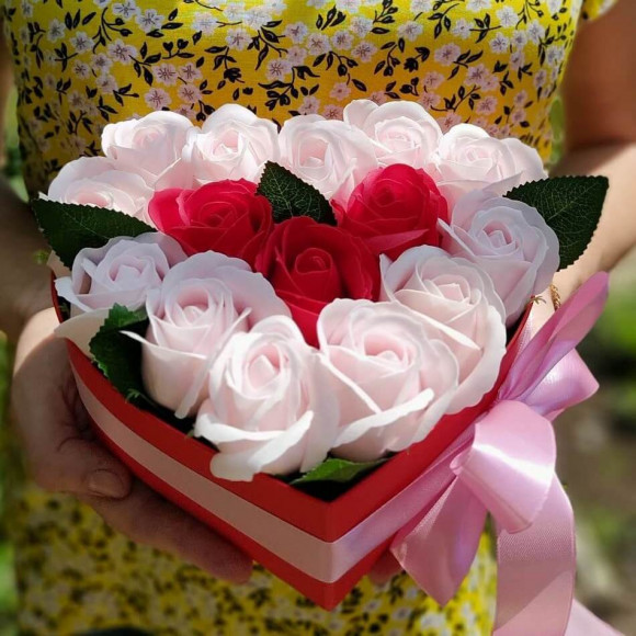 Сердце с белыми и красными мыльными розами S