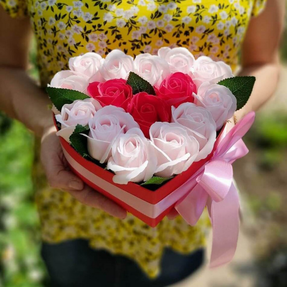 Сердце с белыми и красными мыльными розами S